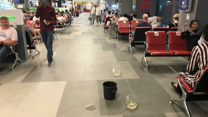 В новом здании челябинского аэропорта протекла крыша, воду собирали ведрами