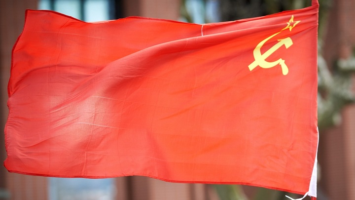 В Запорожской области дедушка с красным флагом пришел к Аллее славы