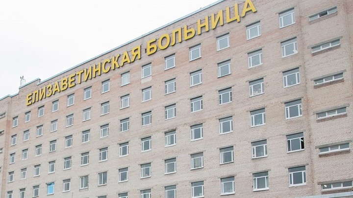 Людей эвакуируют из Елизаветинской больницы в Петербурге - здание в огне