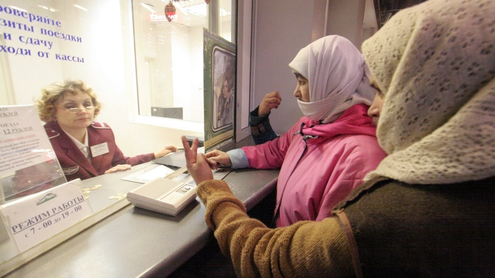 Ни масок, ни вентиляции: пациенты поликлиники пожаловались на очередь из мигрантов