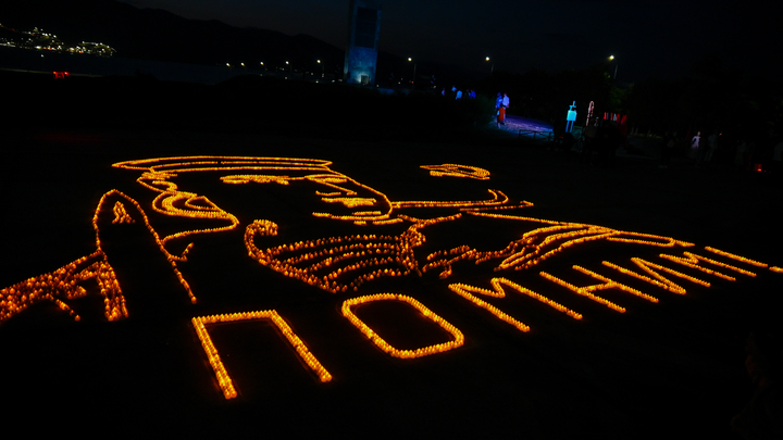 В День памяти и скорби на Малой Земле в 4 часа утра выложили огненную картину