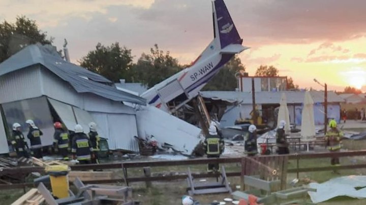 Падение самолета на ангар в Польше привело к жертвам и пострадавшим
