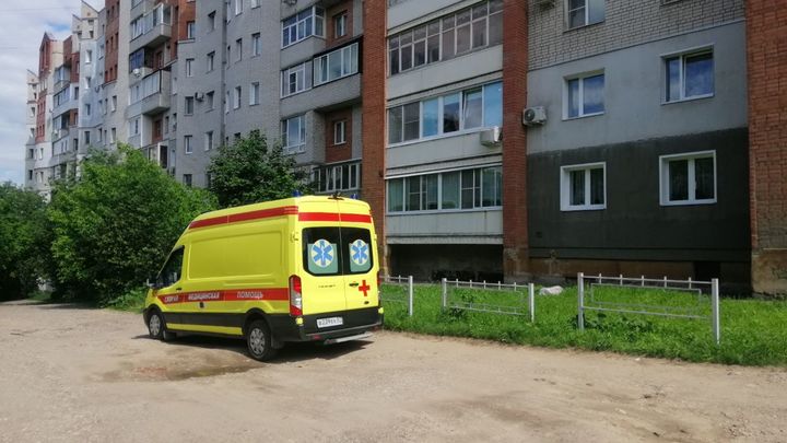 В Иванове пенсионер выпал из окна пятого этажа дома на улице Сакко и разбился насмерть