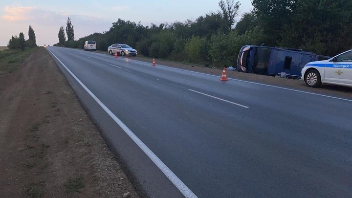 Под Таганрогом в ДТП с микроавтобусом погиб водитель и семь пассажиров получили ранения 16 августа