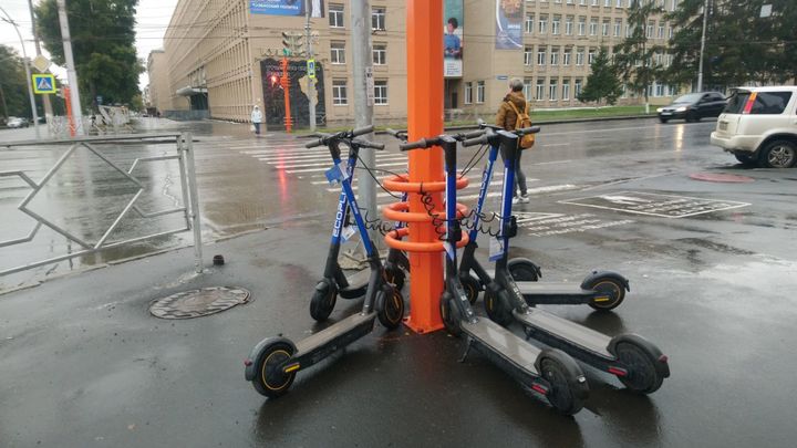 В Совфеде предложили штрафовать за езду на электросамокате вдвоем