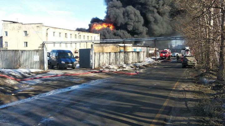 Роспотребнадзор отобрал пробы воздуха в Кстове, где случился пожар на нефтебазе