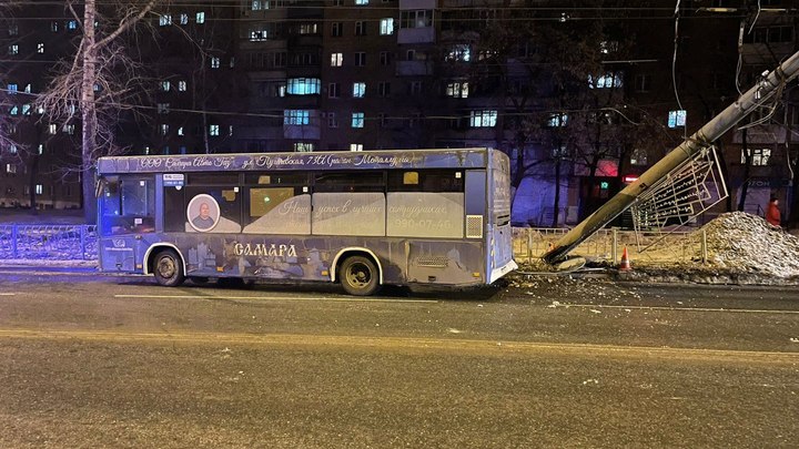 В Самаре автобус с пассажирами налетел на световую опору