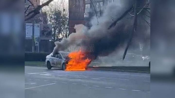 В Краснодаре прямо во время движения загорелось такси