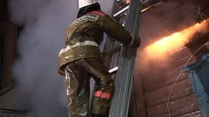 В Заволжском районе дотла сгорел большой дом, имеется пострадавший