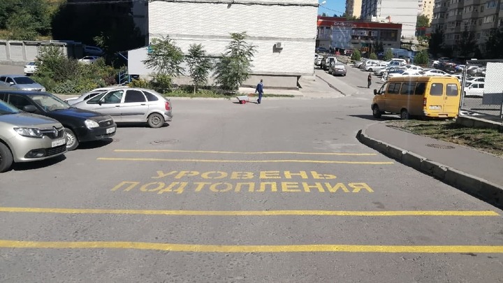 Вместо ремонта: в Ростове нашли простое решение вопроса затопления улицы
