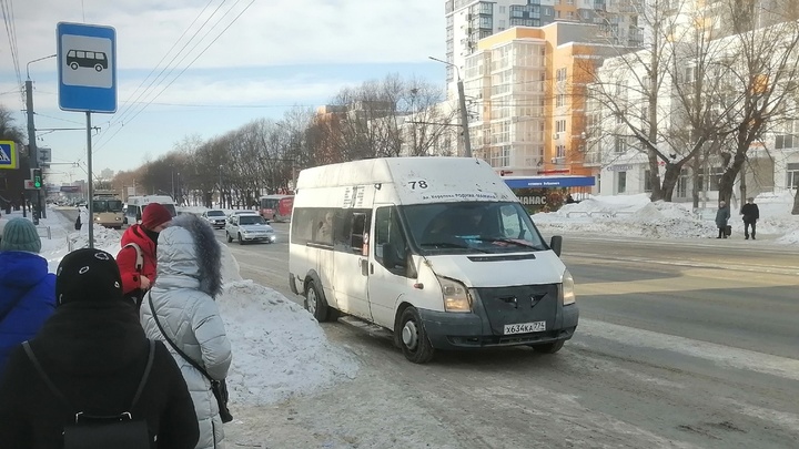 Отстань от него: в Челябинске пассажиры маршрутки вступились за водителя-мигранта