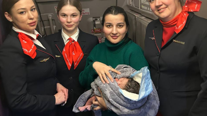 В самолёте Уральских авиалиний пассажирка родила дочку