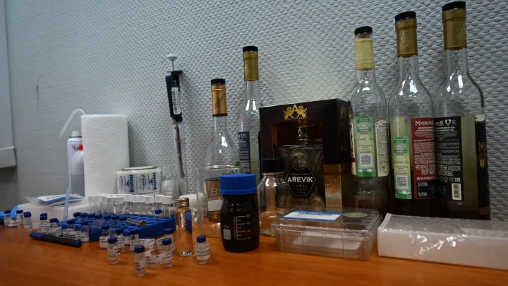 Нарколог рассказал, как отличить метанол от питьевого спирта