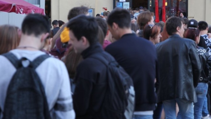 В Екатеринбурге к дому, где жил Борис Ельцин, стянулись сотни людей