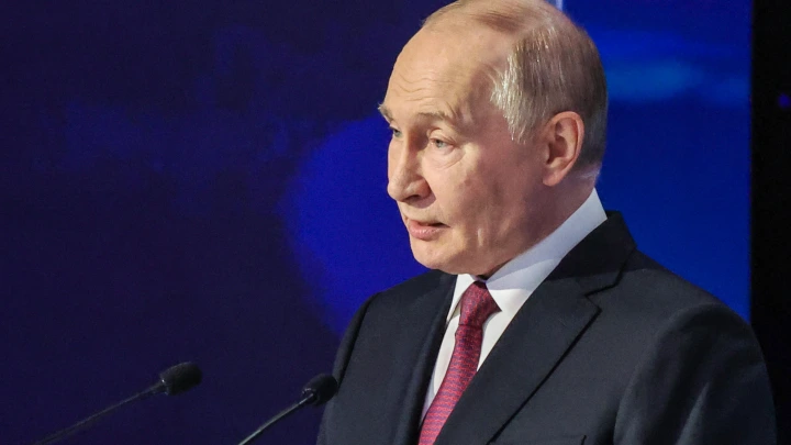 Бесплатно дайте ему: Путин в автосалоне довёл бизнесмена до истерики