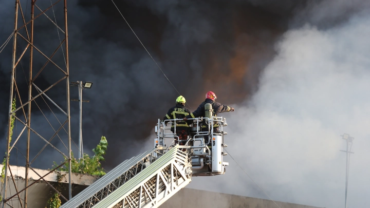 Здание радиозавода рухнуло в Киеве после прилета, момент сняли на видео