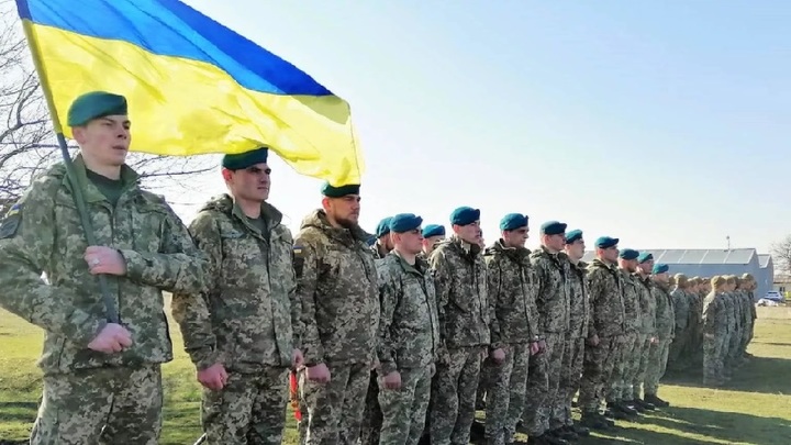 Украинские боевики избивают однополчан из Херсона