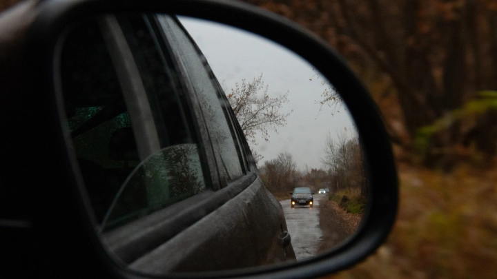 Приезжие напали на автомобиль с ребенком из-за спора на дороге