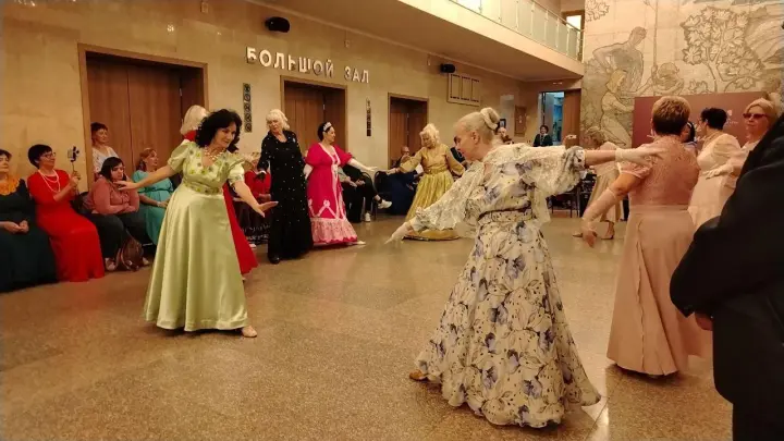 Красивые наряды и традиционные танцы: В Раменском состоялся Осенний бал