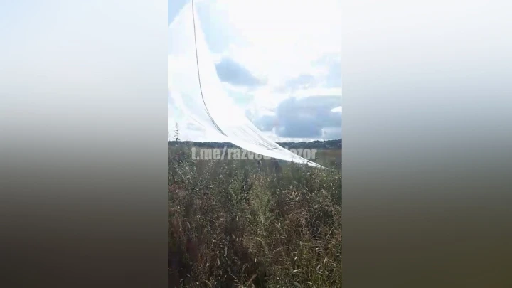 Сбитый аэростат ВСУ со взрывчаткой и передатчиком сняли на видео в Брянской области