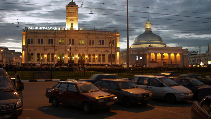 На Ленинградском вокзале сошли с рельсов два пассажирских вагона