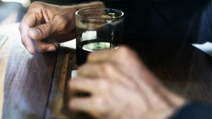 Многолетний алкоголизм довел 27-летнего британца до цирроза и отказа почек