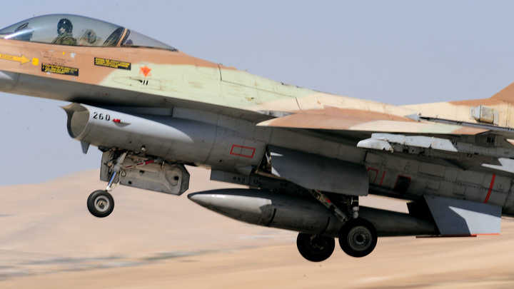 Израиль за день атаковал сразу два государства на Ближнем Востоке. В Сети назвали заказчика