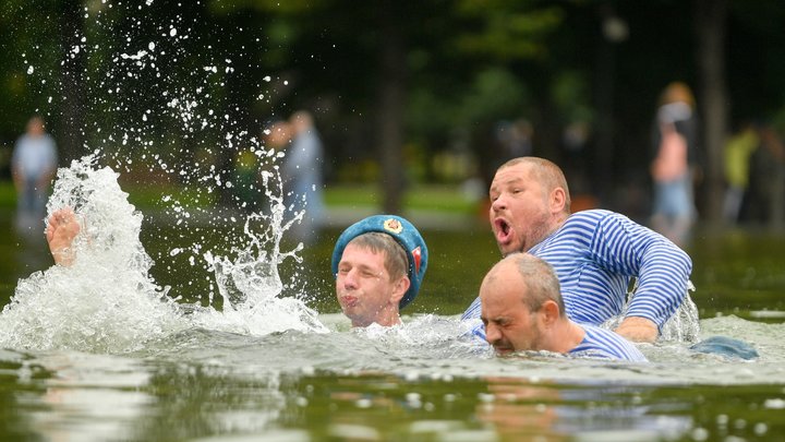 Купайтесь на здоровье? Петербург отказался отключать фонтаны на день ВДВ