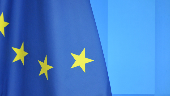 Россию хотят наказать или наградить? В ЕС грозят ударом в спину