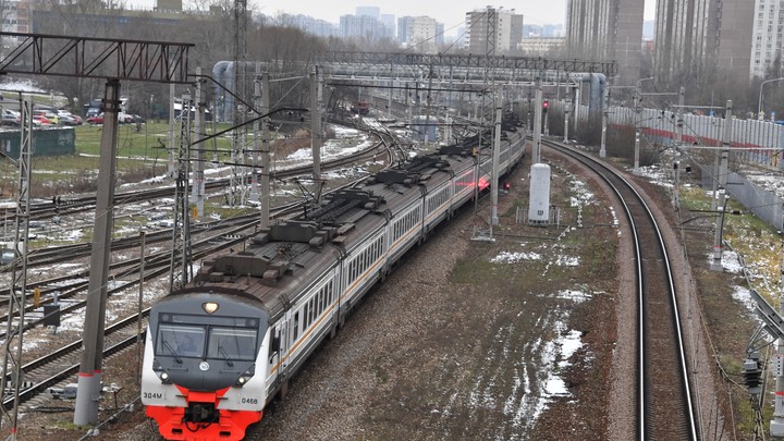 В Хабаровском крае в пассажирский поезд врезался грузовик