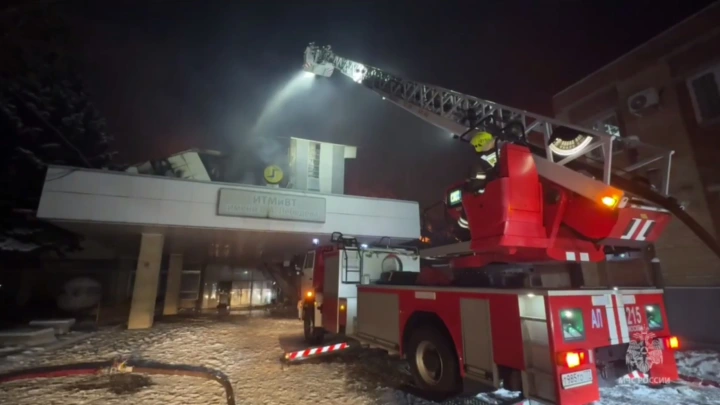 Крупный пожар в Институте вычислительной техники в Москве тушат с вертолётом