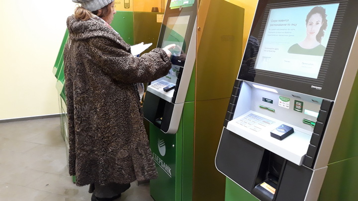 Заразные деньги или излишняя предосторожность? Эксперты об идее ЦБ ограничить выдачу наличных в банкоматах