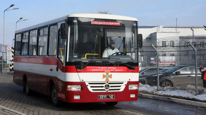 Темнота. Костры. Крики матом: Реакцию Украины на эвакуированных из Китая сравнили с фильмом-катастрофой