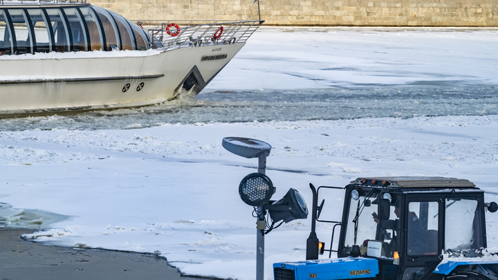 На Урале трактор ушел под лед при подготовке крещенской купели