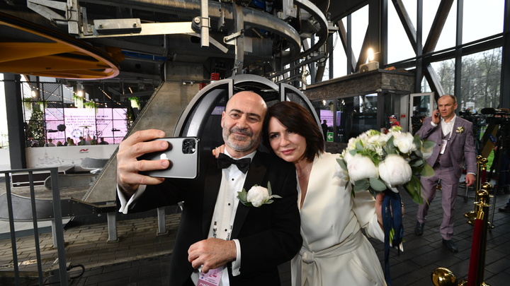 Байка о подарке на свадьбу развеселила Сеть: Косолапит, людей недолюбливает