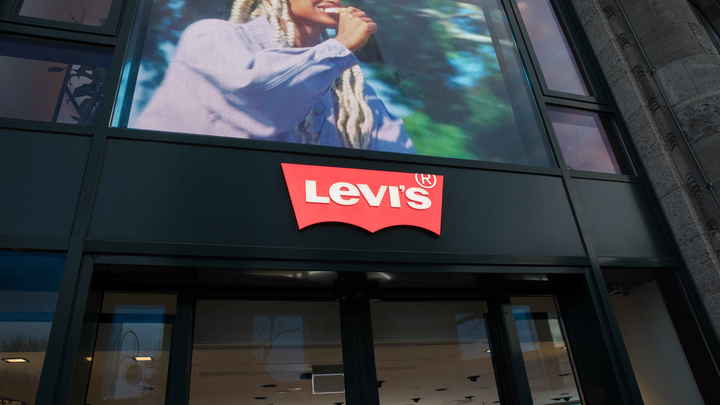 Бренд Levi’s окончательно уходит из России: что будет с легендарными джинсами
