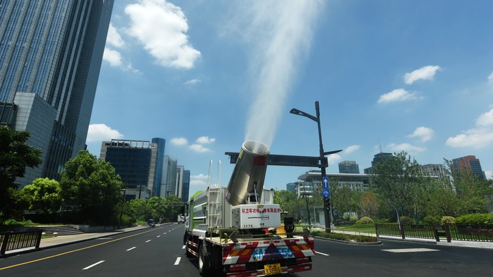 Жители Китая массово идут в бомбоубежища. И это не то, о чём вы подумали