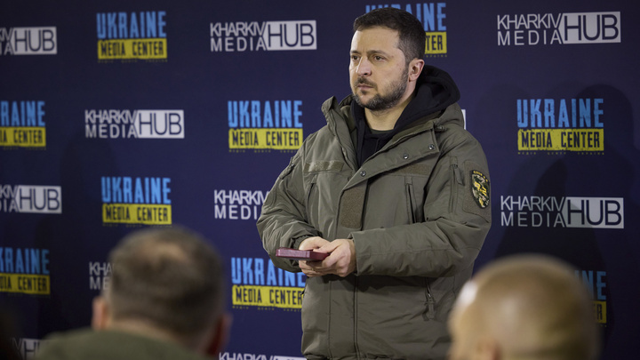 Пользователи Twitter выдвинули справедливое требование к Зеленскому: Бездонная дыра