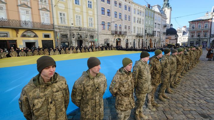 Пасха по-украински: ВСУ красят гранаты, в тылу украшают яйца мёртвой головой