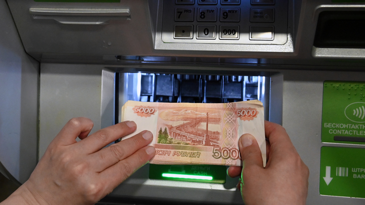 Помог - стал соучастником преступления: Эксперты разоблачили новую аферу мошенников с банковскими картами