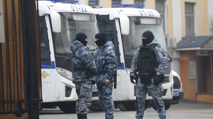 Полиция провела рейды на двух складах в Кемерове в поисках нелегалов