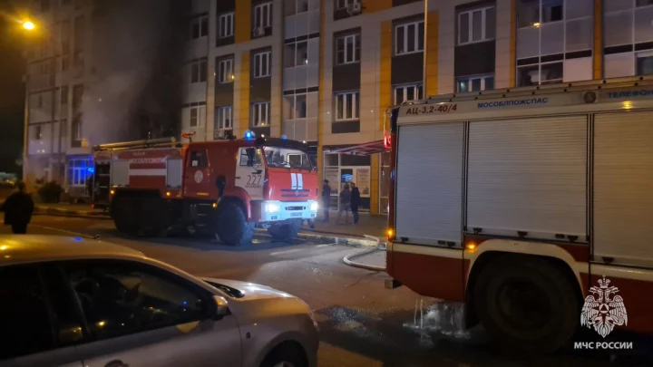 Взрослых и детей эвакуировали из горящей многоэтажки в Подмосковье
