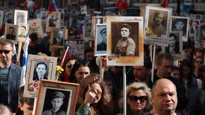 В России очерняют достижения и поводы для гордости: Исследование Левада-центра о национальной идентичности вызвало критику и вопросы