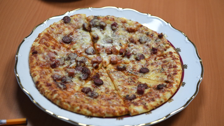 В чём сила? Два голодных американца напали на доставщика пиццы в Москве