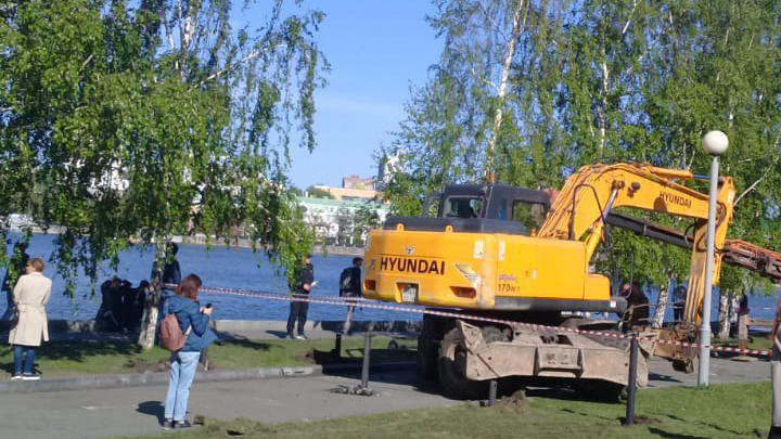 Площадка сохранится за нами: В Екатеринбурге по просьбе верующих демонтируют забор на месте строительства храма