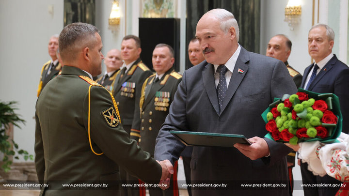 Лукашенко прошёлся по критикам армии и победобесия