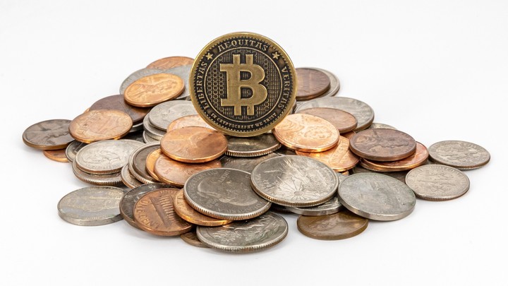 Цена биткоина резко упала: что случилось и почему на рынках паника