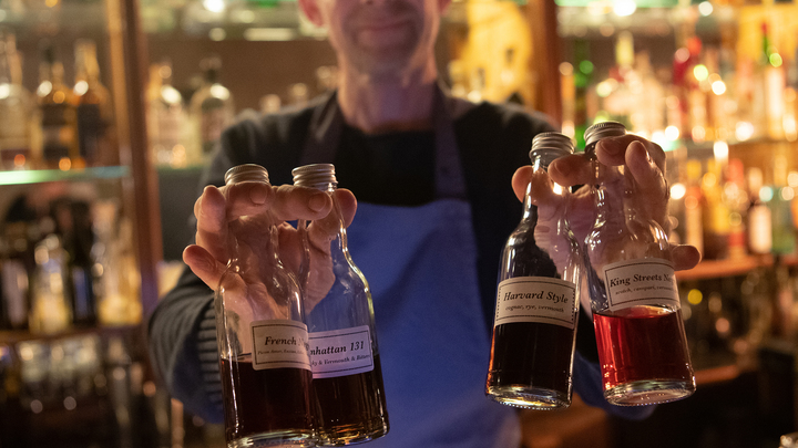 Просто запить водичкой: Эксперт раскрыл секрет бодрого утра после застолья