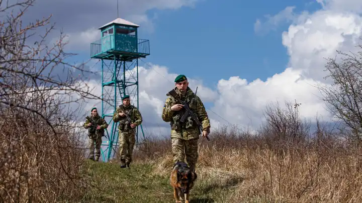 Украинские пограничники устроили стрельбу с цыганами на границе в Закарпатье