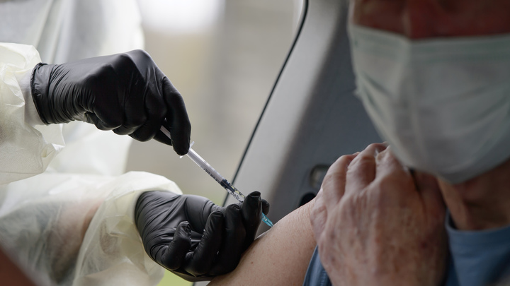 Кремль ответил на отказ изучать русскую вакцину: Не в интересах чехов